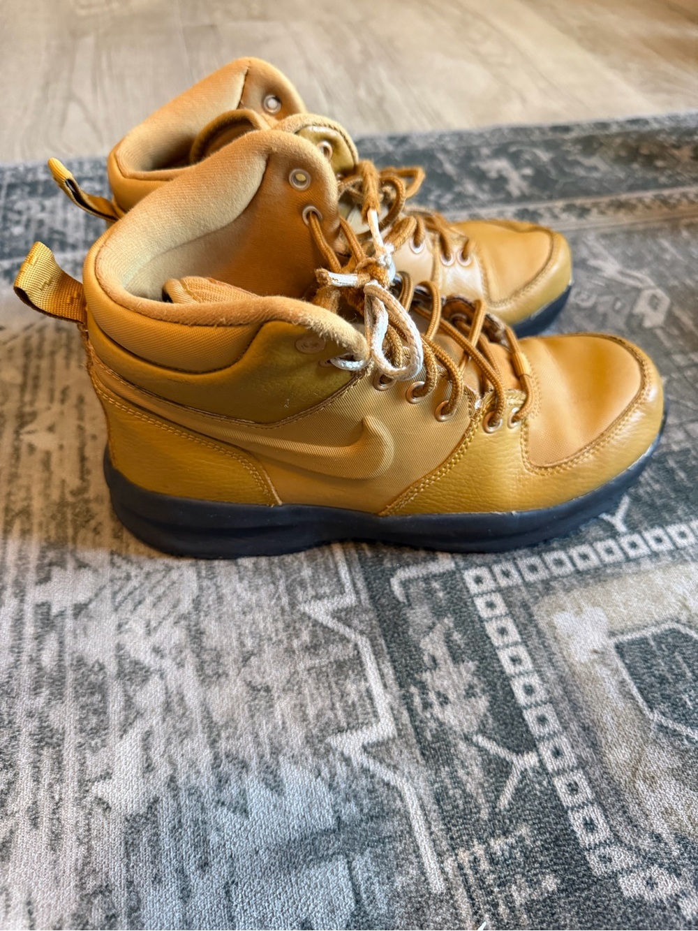 Nike Manoa Kids tan High-Top Athletic Boots size 6